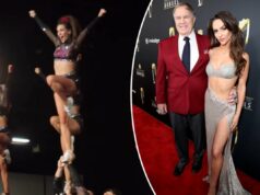 Bill Belichick participa da competição de líderes de torcida da namorada Jordon Hudson em Atlanta Uma equipe de líderes de torcida realizando uma acrobacia, com uma mulher apoiada no ar por outras.