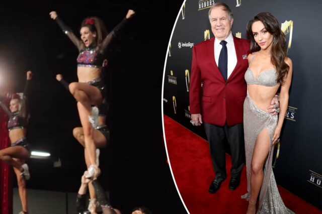 Bill Belichick participa da competição de líderes de torcida da Uma equipe de líderes de torcida realizando uma acrobacia, com uma mulher apoiada no ar por outras.