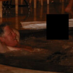 Andrew Mountbatten Windsor também apareceu no primeiro conjunto de documentos, incluindo uma foto dele deitado de gravata preta no colo de cinco mulheres, abaixo.