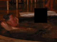 Bill Clinton fotografado em uma banheira de hidromassagem e nadando com Ghislaine Maxwell Andrew Mountbatten Windsor também apareceu no primeiro conjunto de documentos, incluindo uma foto dele deitado de gravata preta no colo de cinco mulheres, abaixo.