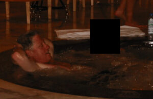 Bill Clinton fotografado em uma banheira de hidromassagem e nadando com Ghislaine Maxwell Andrew Mountbatten Windsor também apareceu no primeiro conjunto de documentos, incluindo uma foto dele deitado de gravata preta no colo de cinco mulheres, abaixo.