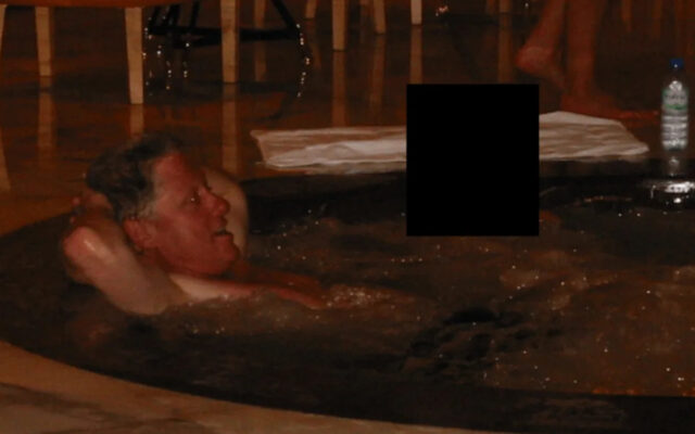 Andrew Mountbatten Windsor também apareceu no primeiro conjunto de documentos, incluindo uma foto dele deitado de gravata preta no colo de cinco mulheres, abaixo.