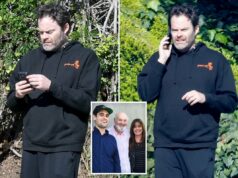 Bill Hader anda ansiosamente e faz um telefonema tenso após a notícia de uma briga na festa com Nick Reiner Bill Hader anda ansiosamente e faz um telefonema tenso após a notícia de uma briga na festa com Nick Reiner