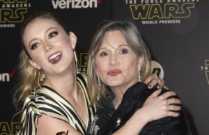 Billie Lourd reflete sobre a morte de sua mãe, Carrie Fisher, 9 anos depois Billie Lourd compartilha homenagem emocional no aniversário da morte de Carrie Fisher