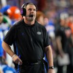 A Flórida demitiu o técnico Billy Napier em outubro de 2025.