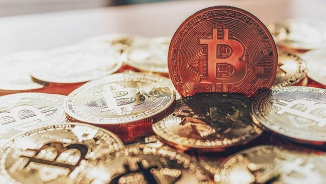 Bitcoin: uma retrospectiva da jornada selvagem do ativo criptográfico em 2025
