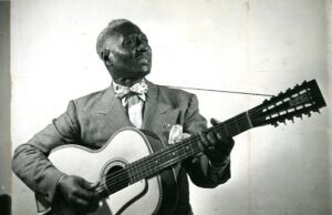Black Music Sunday: Lead Belly, o virtuoso que nos disse para ‘ficarmos acordados’ Black Music Sunday: Lead Belly, o virtuoso que nos disse para ‘ficarmos acordados’