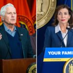 O executivo do condado de Nassau, Bruce Blakeman, e o legislador Mazi Pilip, junto com outros homens, em uma entrevista coletiva.