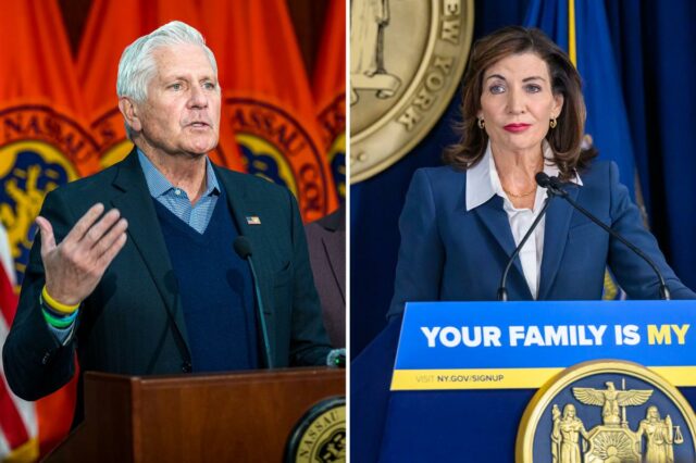 O executivo do condado de Nassau, Bruce Blakeman, e o legislador Mazi Pilip, junto com outros homens, em uma entrevista coletiva.