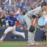 O arremessador dos Yankees, Max Fried (54), reage quando Vladimir Guerrero Jr. (27), dos Blue Jays, marca em uma dobradinha de Daulton Varsho no jogo 2 do ALDS em 5 de outubro de 2025.