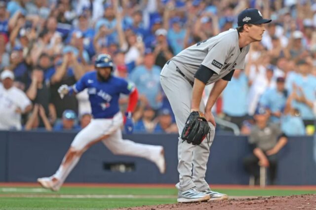 Blue Jays deu uma misteriosa 'revelação' sobre os Yankees durante O arremessador dos Yankees, Max Fried (54), reage quando Vladimir Guerrero Jr. (27), dos Blue Jays, marca em uma dobradinha de Daulton Varsho no jogo 2 do ALDS em 5 de outubro de 2025.