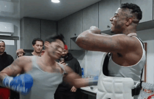 Blueface saiu cambaleando após um soco no estômago do boxeador Ryan Garcia, em vídeo 120625_blueface_ryan_garcia_cal