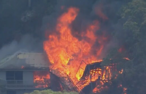 Bombeiro morto na zona de incêndio florestal em NSW Incêndios na costa central de NSW