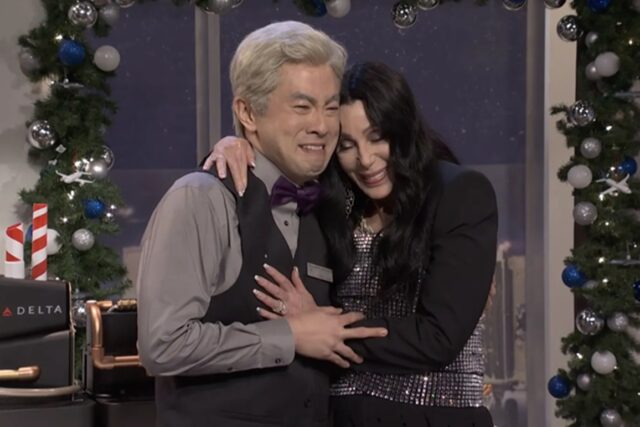 Bowen Yang recebe despedida emocional de 'SNL' com Ariana Grande e Cher em seu episódio final
