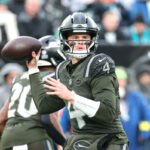 O quarterback dos Jets, Brady Cook, durante um jogo contra os Dolphins em 7 de dezembro de 2025.