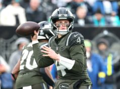 Brady Cook pode estrear na NFL com quarterbacks dos Jets lesionados O quarterback dos Jets, Brady Cook, durante um jogo contra os Dolphins em 7 de dezembro de 2025.