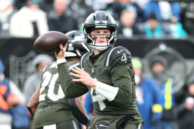 Brady Cook pode estrear na NFL com quarterbacks dos Jets O quarterback dos Jets, Brady Cook, durante um jogo contra os Dolphins em 7 de dezembro de 2025.