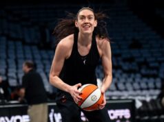Breanna Stewart encontrou uma fresta de esperança para a sequência truncada nos playoffs do Liberty Breanna Stewart, do New York Liberty, se aquece com uma bola de basquete.