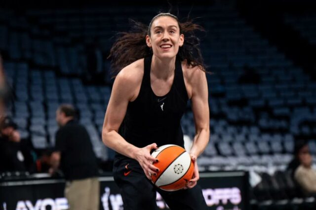 Breanna Stewart, do New York Liberty, se aquece com uma bola de basquete.