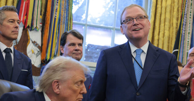 Breitbart Business Digest: Por que os mercados não estão em Breitbart Business Digest: Por que os mercados não estão em pânico com a independência do Fed