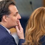 Brian Walshe olhando para o júri sentado com sua advogada Kelli Porges no Tribunal Superior de Norfolk.