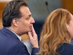 Brian Walshe condenado à prisão perpétua sem liberdade condicional por matar a esposa Ana, desmembrando-a Brian Walshe olhando para o júri sentado com sua advogada Kelli Porges no Tribunal Superior de Norfolk.