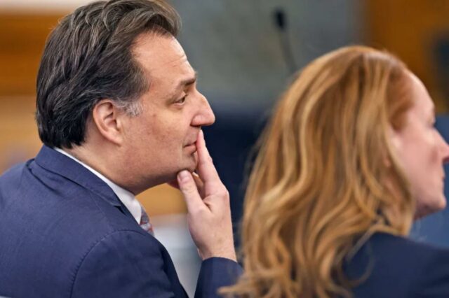 Brian Walshe condenado à prisão perpétua sem liberdade condicional por Brian Walshe olhando para o júri sentado com sua advogada Kelli Porges no Tribunal Superior de Norfolk.