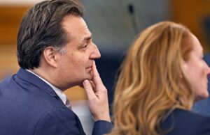 Brian Walshe, que admitiu ter se desfeito do corpo de sua esposa – que nunca foi encontrado – é condenado pelo assassinato dela Brian Walshe se declarou culpado de enganar a polícia e de descartar um corpo de maneira inadequada, mas negou ter matado sua esposa Ana Walshe (AP)