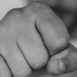 Brigas por causa de telefones celulares levam à violência doméstica brutal em Depok, esposa sofre graves lesões oculares