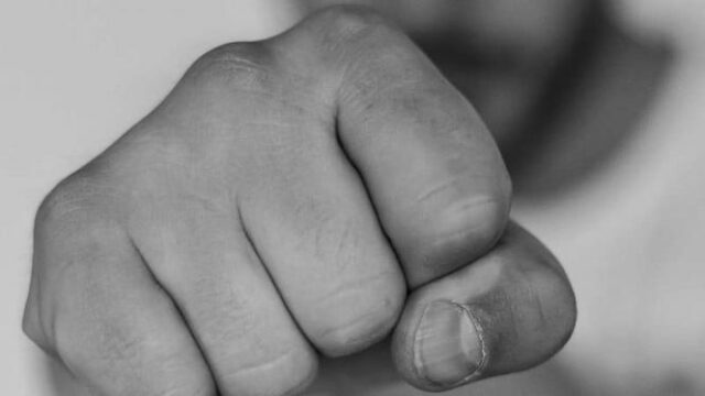 Brigas por causa de telefones celulares levam à violência doméstica brutal em Depok, esposa sofre graves lesões oculares
