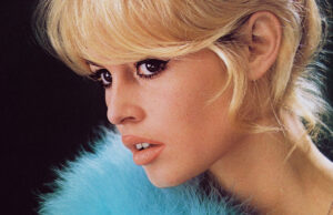 Brigitte Bardot, estrela de ‘E Deus criou as mulheres’ e ‘Desprezo’, morre aos 91 anos French actress, Brigitte Bardot, with a bouffant hairstyle and a blue boa, 1960. (Photo by Silver Screen Collection/Getty Images)