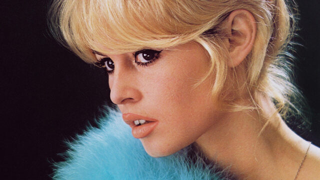 Brigitte Bardot, estrela de 'E Deus criou as mulheres' e French actress, Brigitte Bardot, with a bouffant hairstyle and a blue boa, 1960. (Photo by Silver Screen Collection/Getty Images)