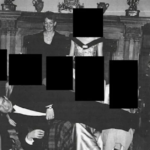 A Rainha (ao fundo ao centro) e o Príncipe Philip sentam-se com seus filhos, o Príncipe Eduardo (à esquerda), a Princesa Anne (ao fundo), o Príncipe Charles (primeiro plano) e o Príncipe Andrew (à direita) em Sandringham em 1969.