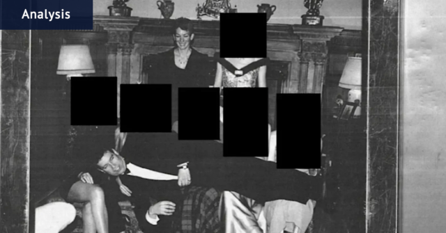 A Rainha (ao fundo ao centro) e o Príncipe Philip sentam-se com seus filhos, o Príncipe Eduardo (à esquerda), a Princesa Anne (ao fundo), o Príncipe Charles (primeiro plano) e o Príncipe Andrew (à direita) em Sandringham em 1969.