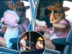 Britney Spears estranhamente carrega um carrinho de bebê de brinquedo ao retornar de Cabo com um influenciador de fitness rasgado Britney Spears estranhamente carrega um carrinho de bebê de brinquedo ao retornar de Cabo com um influenciador de fitness rasgado