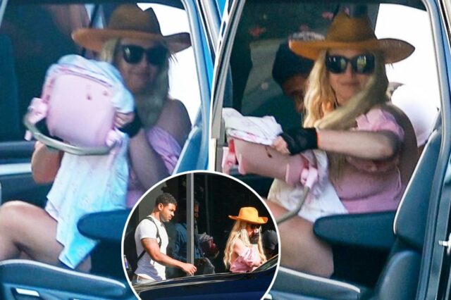 Britney Spears estranhamente carrega um carrinho de bebê de brinquedo Britney Spears estranhamente carrega um carrinho de bebê de brinquedo ao retornar de Cabo com um influenciador de fitness rasgado