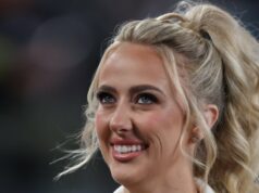 Brittany Mahomes fica casual com jeans verde-oliva para o jogo de Natal do Chiefs Crianças de Patrick e Brittany Mahomes caem na esteira durante o treino de férias com a mãe, mas se recuperam