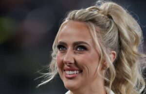 Brittany Mahomes fica casual com jeans verde-oliva para o jogo de Natal do Chiefs Crianças de Patrick e Brittany Mahomes caem na esteira durante o treino de férias com a mãe, mas se recuperam