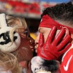 Roupa festiva para todos os dias de jogos, Brittany Mahomes arrasou enquanto torcia pelo marido Patrick Mahomes