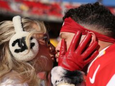 Brittany Mahomes mantém a calma de branco no jogo do marido Patrick’s Chiefs Roupa festiva para todos os dias de jogos, Brittany Mahomes arrasou enquanto torcia pelo marido Patrick Mahomes