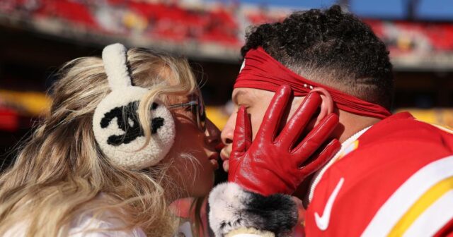 Brittany Mahomes mantém a calma de branco no jogo do Roupa festiva para todos os dias de jogos, Brittany Mahomes arrasou enquanto torcia pelo marido Patrick Mahomes