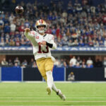 O running back do San Francisco 49ers, Christian McCaffrey (23), corre para um touchdown durante um jogo de futebol americano da NFL contra o Indianapolis Colts, segunda-feira, 22 de dezembro de 2025, em Indianápolis. (Foto AP/Zach Bolinger)