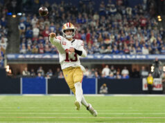 Brock Purdy, do 49ers, supera Rivers, Colts e avisa a NFL O running back do San Francisco 49ers, Christian McCaffrey (23), corre para um touchdown durante um jogo de futebol americano da NFL contra o Indianapolis Colts, segunda-feira, 22 de dezembro de 2025, em Indianápolis. (Foto AP/Zach Bolinger)