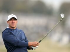 Brooks Koepka deixando o LIV Golf em uma surpresa de separação ‘mutuamente acordada’ Jogador de golfe com boné branco e top azul marinho segurando um taco de golfe no Alfred Dunhill Links Championship 2025 - primeiro dia.