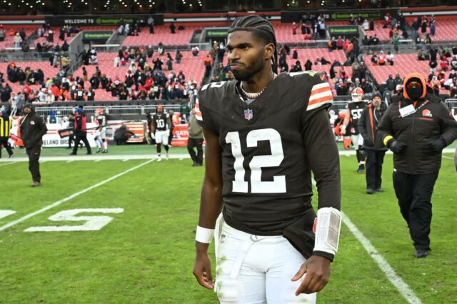 Shedeur Sanders, do Cleveland Browns, reagindo após sua equipe ser derrotada pelo San Francisco 49ers.