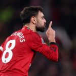 Casemiro comemora com Bruno Fernandes, Matheus Cunha e Benjamin Sesko durante partida da Premier League entre Manchester United e Brighton and Hove Albion em Old Trafford, em Manchester, Inglaterra, em 2025.