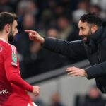 Bruno Fernandes e Casemiro do Manchester United aplaudem os torcedores após a partida da Premier League entre Crystal Palace e Manchester United em Selhurst Park, em 30 de novembro de 2025