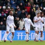Lisandro Martinez chega ao estádio antes da partida da Premier League entre Manchester United e Everton em Old Trafford em 2025 em Manchester, Inglaterra.