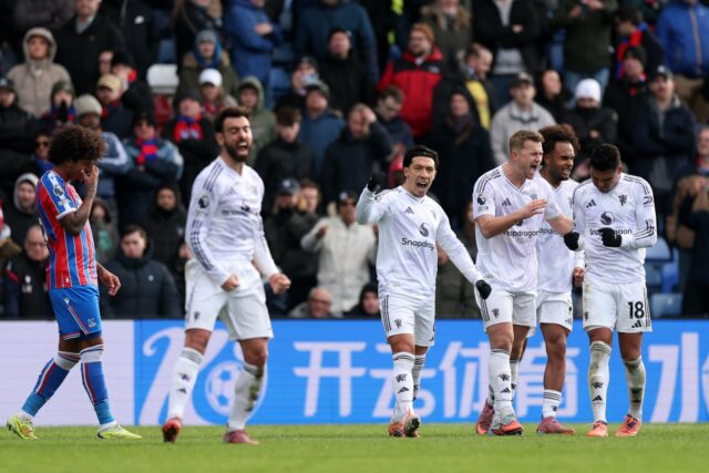 Lisandro Martinez chega ao estádio antes da partida da Premier League entre Manchester United e Everton em Old Trafford em 2025 em Manchester, Inglaterra.