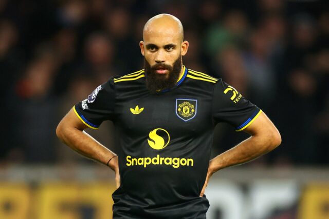 Bryan Mbeumo aquecendo contra o Wolves